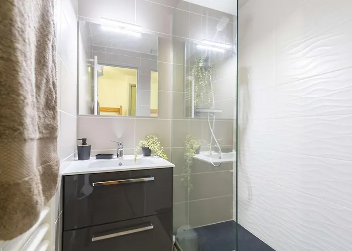 Apartment Pres Du Centre Et Telepherique Pour 4 - Fr-1-296-521 *